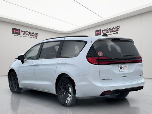 New 2026 Chrysler Pacifica Select image 4