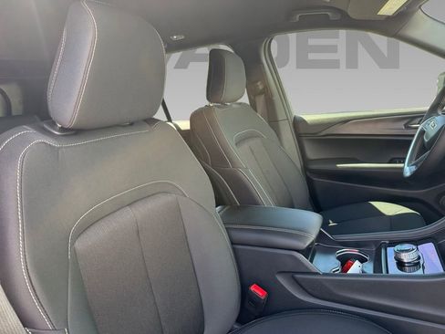 New 2025 Jeep Grand Cherokee Laredo image 7