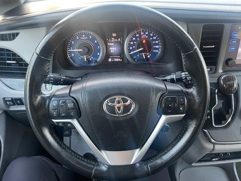 Used 2015 Toyota Sienna XLE image 32