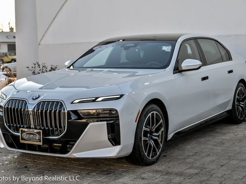 Used 2025 BMW 740i xDrive w/ Premium Package image 4