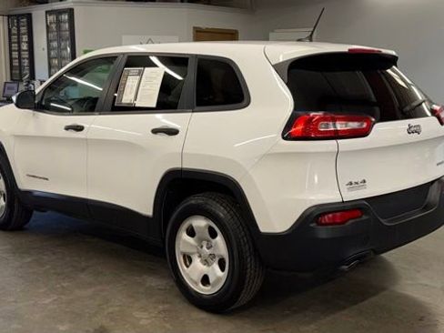 Used 2017 Jeep Cherokee Sport AWD/4WD image 8