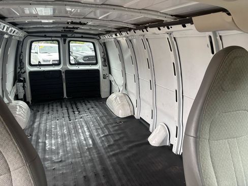 Used 2017 GMC Savana 2500 Extended RWD image 16