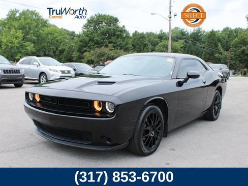 Used 2017 Dodge Challenger SXT RWD image 1