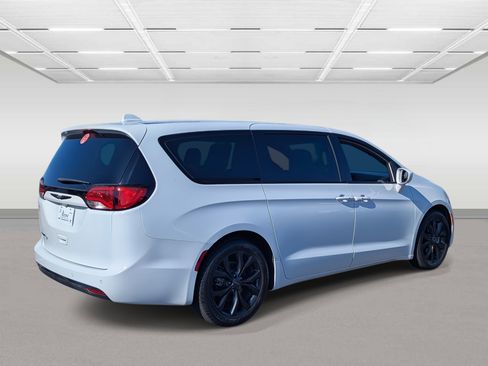 Used 2019 Chrysler Pacifica Touring Plus w/ S Appearance Package image 7