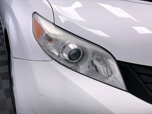 Used 2015 Toyota Sienna L image 21