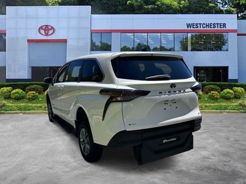 Used 2025 Toyota Sienna LE FWD image 5
