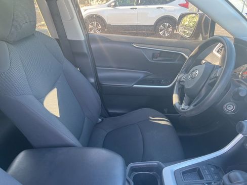 Used 2021 Toyota RAV4 LE image 4