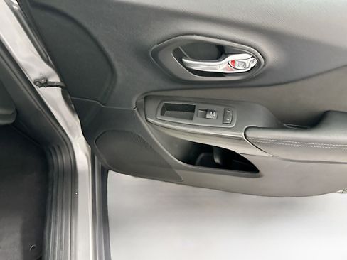 Used 2017 Jeep Cherokee Latitude w/ Comfort/Convenience Group image 32