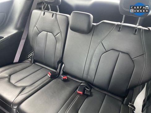Used 2025 Chrysler Pacifica Select image 10