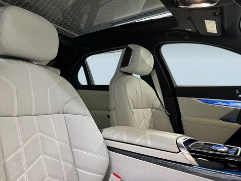 Used 2024 BMW i7 xDrive60 w/ Premium Package image 31