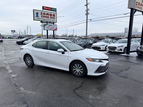 Used 2022 Toyota Camry LE image 5