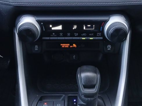 Used 2021 Toyota RAV4 LE AWD/4WD image 4