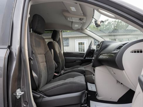 Used 2018 Dodge Grand Caravan SE w/ UConnect Hands-Free Group FWD image 32