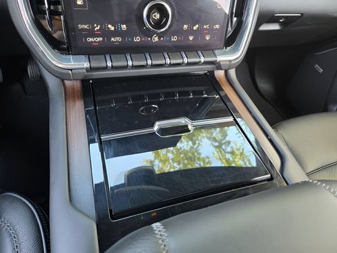 Used 2025 GMC Yukon Denali AWD/4WD image 18