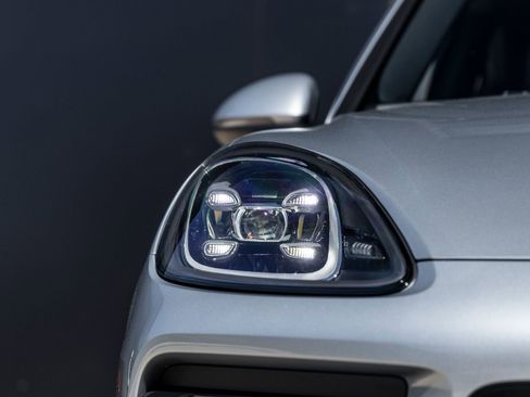 Certified 2022 Porsche Cayenne image 17