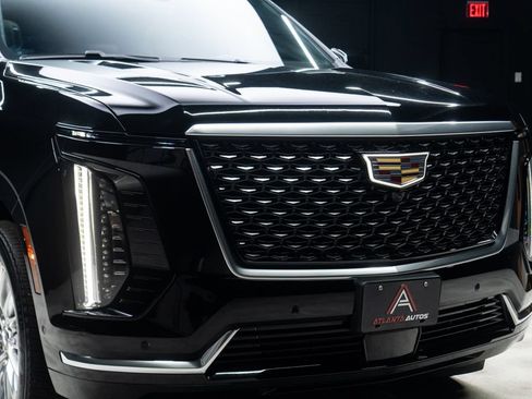 Used 2025 Cadillac Escalade ESV Premium Luxury RWD image 6