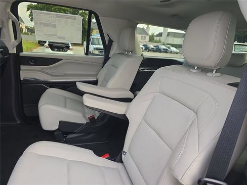 New 2026 Lincoln Navigator Premiere AWD/4WD image 14
