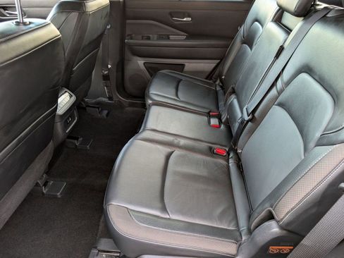 Used 2023 Nissan Pathfinder SL image 28