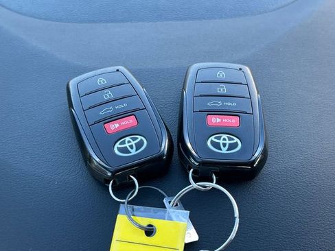 Used 2025 Toyota Corolla SE image 30