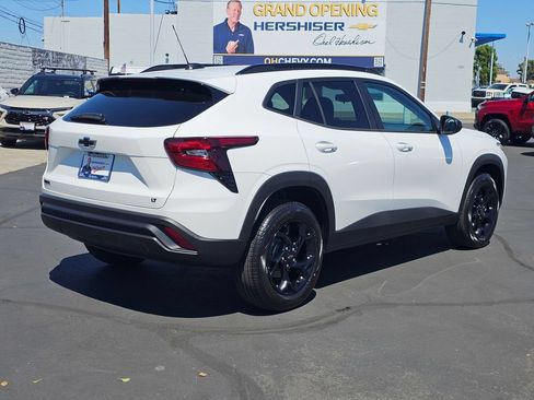New 2026 Chevrolet Trax LT w/ Midnight Edition FWD image 6