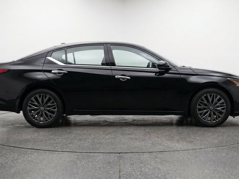 Used 2025 Nissan Altima 2.5 SV FWD image 11