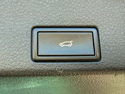 Used 2012 Volkswagen Touareg Sport image 12