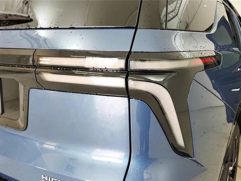 Used 2025 Chevrolet Traverse High Country FWD image 15