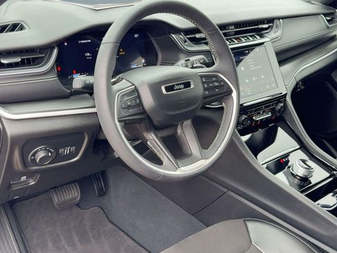 Used 2023 Jeep Grand Cherokee Altitude image 4