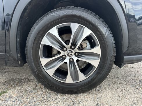 Used 2022 Toyota Highlander XLE FWD image 14