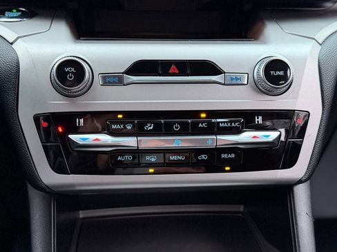 Certified 2024 Ford Explorer XLT image 8