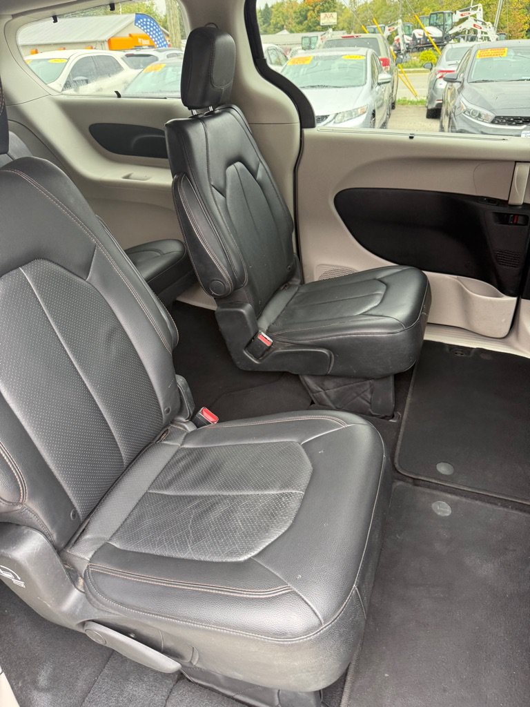 Used 2019 Chrysler Pacifica Touring-L FWD image 13