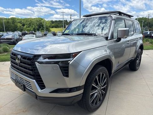 Used 2024 Lexus GX 550 AWD/4WD image 3