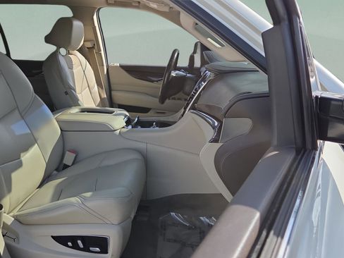 Used 2015 Cadillac Escalade Luxury image 18