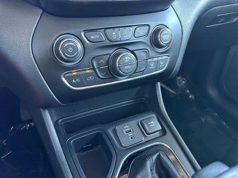 Used 2019 Jeep Cherokee Limited FWD image 32