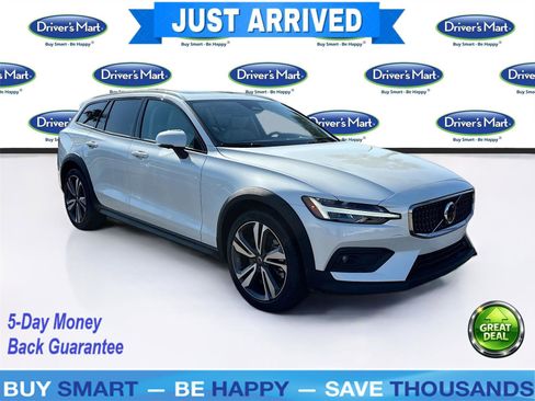 Used 2025 Volvo V60 B5 Cross Country Plus image 1