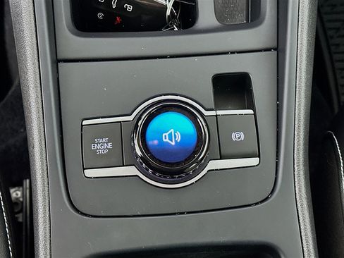 Used 2025 Volkswagen Tiguan SE image 25