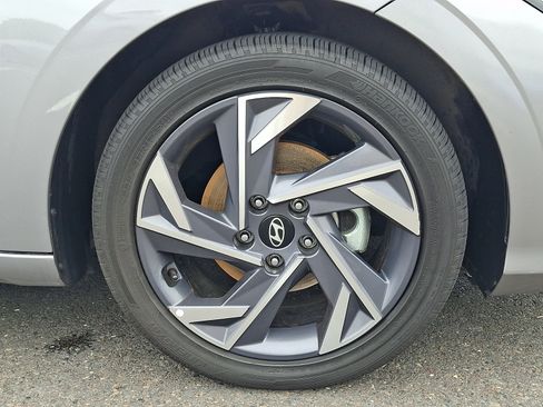 Certified 2025 Hyundai Elantra Limited FWD image 8