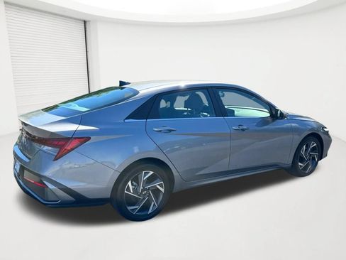 Certified 2025 Hyundai Elantra SEL w/ Cargo Package FWD image 5