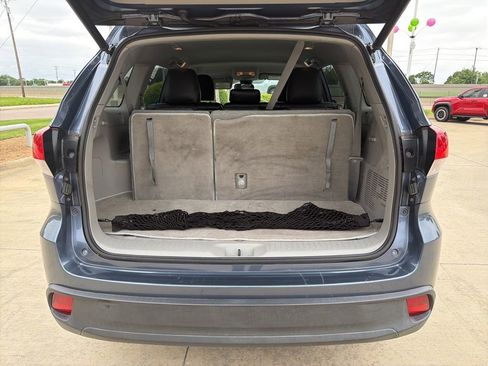 Used 2019 Toyota Highlander Plus FWD image 10