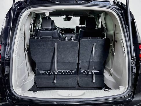 Used 2023 Chrysler Pacifica Touring-L FWD image 19