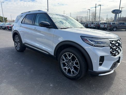 Used 2025 Ford Explorer Platinum w/ Ultimate Package image 4