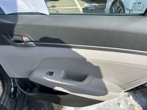 Used 2018 Hyundai Elantra SE image 12