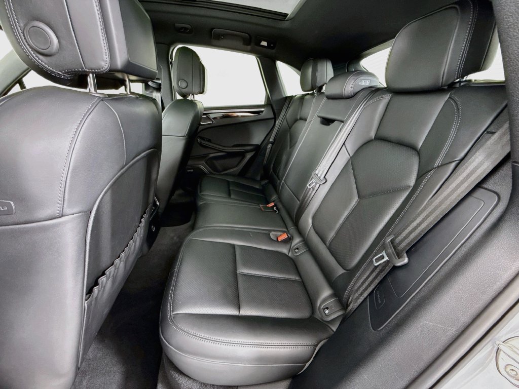 Certified 2025 Porsche Macan AWD/4WD image 24