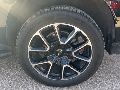 Used 2024 Chevrolet Suburban RST w/ Luxury Package image 11