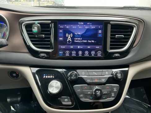 Used 2018 Chrysler Pacifica Touring-L Plus FWD image 26