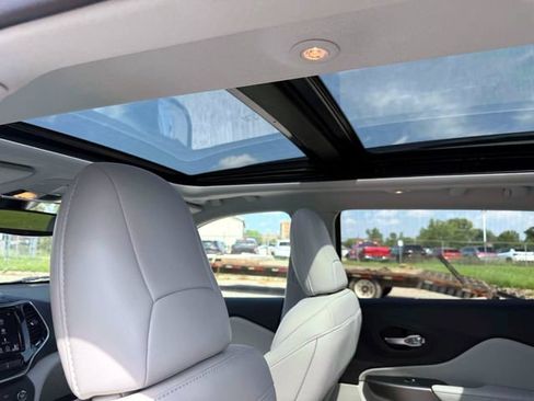 Certified 2022 Jeep Cherokee Limited AWD/4WD image 12