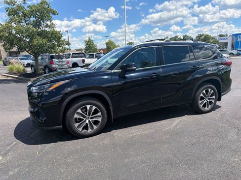 Used 2022 Toyota Highlander XLE AWD/4WD image 2