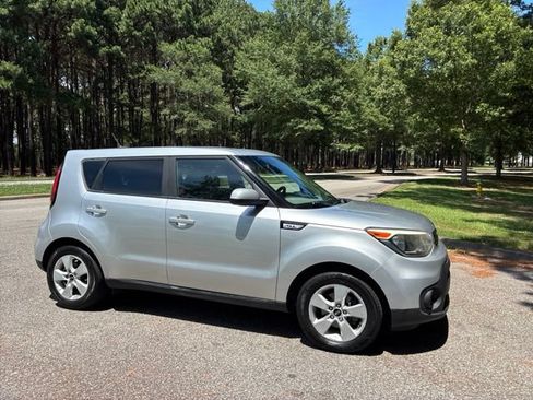 Used 2018 Kia Soul FWD image 2