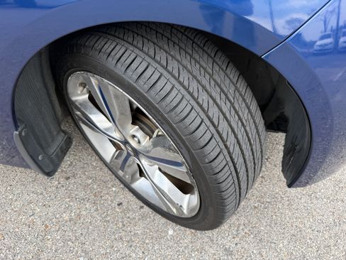 Used 2017 Hyundai Veloster Value Edition image 14