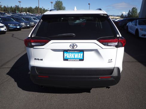 Used 2021 Toyota RAV4 LE image 4